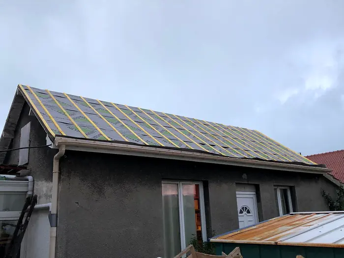 Liteaux et écran sous toiture posés avant les tuiles
