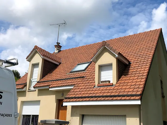 Même toiture après démoussage, tuiles retrouvant leur teinte orangée