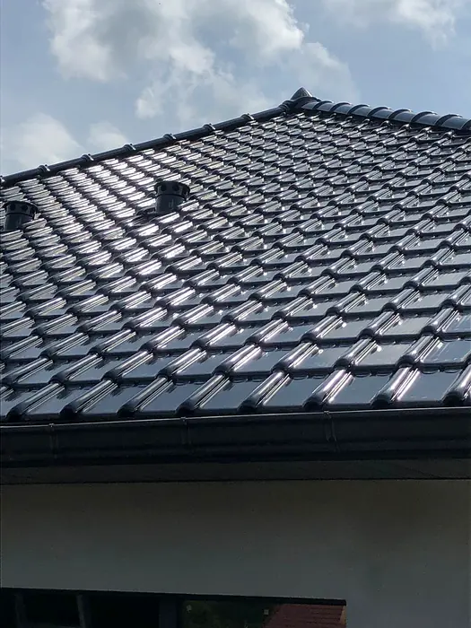 Gros plan sur des tuiles anthracite neuves