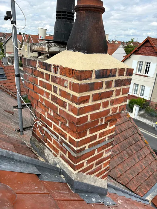 Souche de cheminée en brique rejointoyée