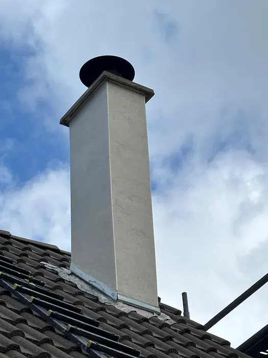 Souche de cheminée enduite avec chapeau