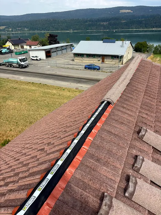 Faîtage en tuiles avec ligne de rive