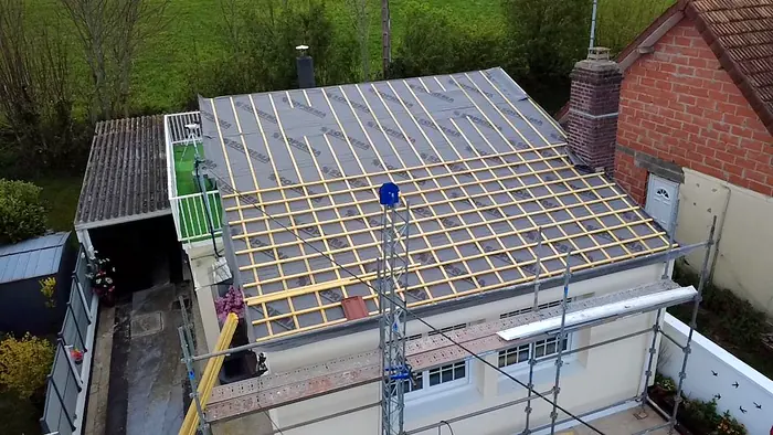 Vue aérienne d’une toiture prête à recevoir sa couverture