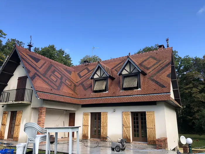 Toiture propre après traitement, tuiles à motif bien visibles